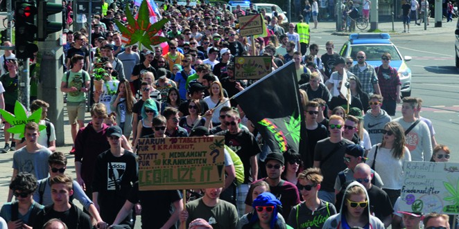 hanfaktivisten parade demonstration für cannabis und nutzhanf in dresten