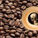 kaffee totenkopf in kaffeetasse auf kaffeebohnen